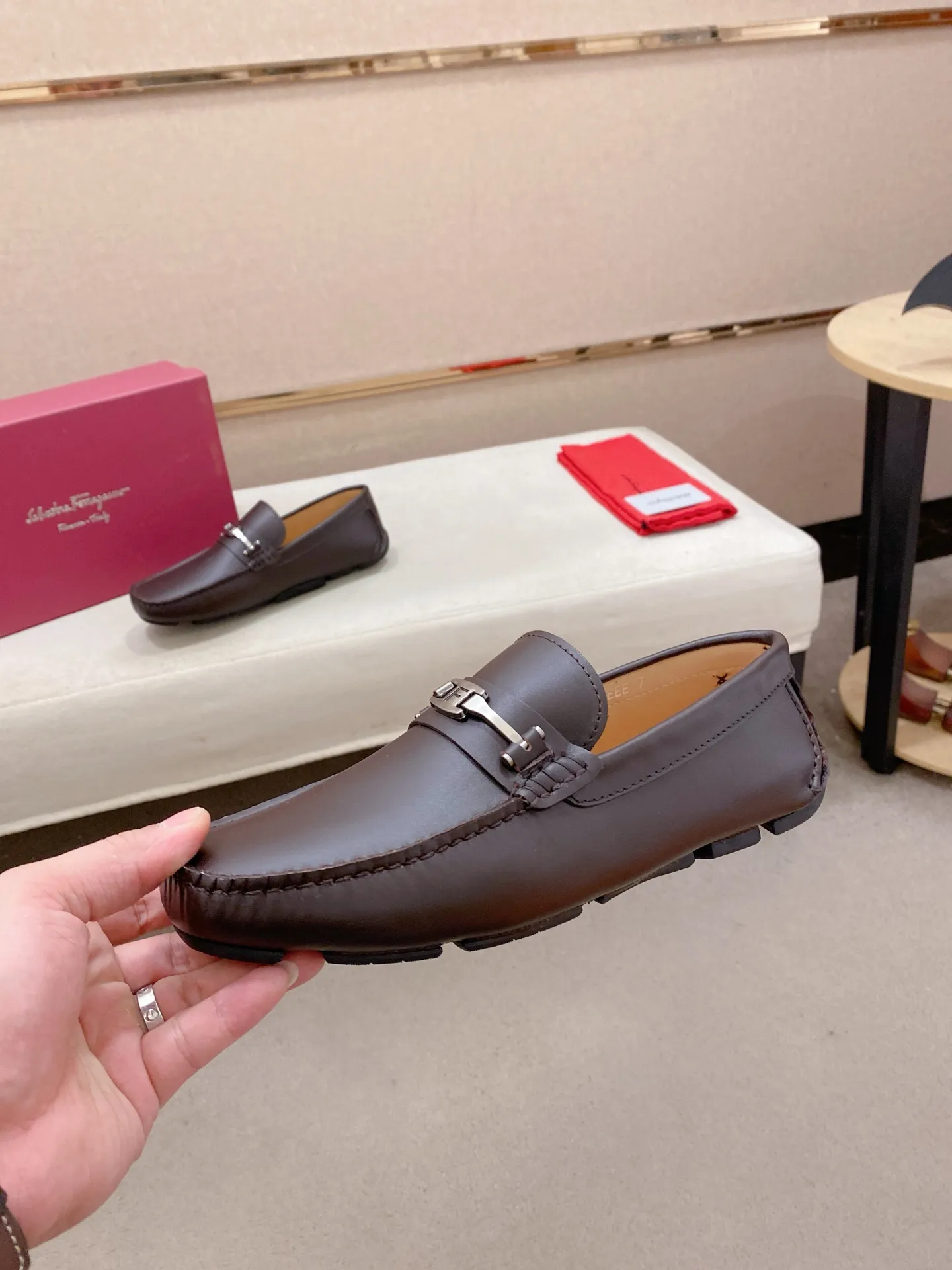 Factory price: 540💰High-end quality! Ferragamo🆕🆕Exclusive hot-selling products in stock🔥🔥New products on the shelves, high-quality Ferragamo men's pea shoes, high-end casual driving shoes, with complete packaging! 💪 💪 Material: imported first-layer cowhide 🐂 + imported high-quality water-dyed cowhide lining + wear-resistant outsole 👍🏻👍🏻 Features: high-end and comfortable, purely handmade 🚀 🚀 Create the perfect shoe that suits you best 🔥 🔥 Size: (38-44) 45 standard size can be customized!